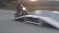 Jazda na skuterze przez skatepark