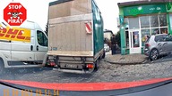 Mercedes zarysował bok, a dostawczak uszkodził maskę i odjechał.  Pechowe 3 dni na drodze.  STOP PIRAT