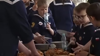 NAWROCKI OBIECAŁ PIZZĘ DZIECIOM W PAŁACU I SŁOWA DOTRZYMAŁ!