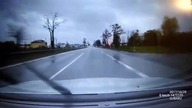 Dziecko na rowerze wjeżdża na drogę szybkiego ruchu