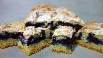 Kruche ciasto z jagodami i bezą