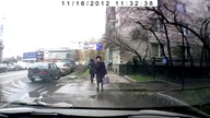 Babci nie spodobało się auto więc porysowała
