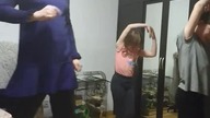 Szalona babka ćwiczy...  