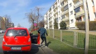 Babcia upadła na ulicy.  Na pomoc ruszyli kierowcy.  STOP PIRAT