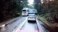 Drift TIRem na wąskiej drodze w lesie
