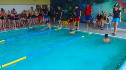 VI Mistrzostwa Nałęczowa w Pływaniu 8. 06. 2019 - płynie Paweł Łowczak