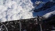 Turyści w Patagonii filmuje lawinę, kt&oacute;ra zatrzymuje się tuż przed nimi