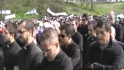 Marsz księży-zombie z sekty "droga neokatechumenatu" - prezbiterzy wyszkoleni przez swojego guru Kiko Arguello