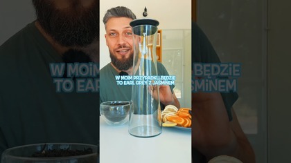 Cold brew to idealna herbata na upały! Wystarczy Earl Grey z jaśminem, świeże owoce (cytryna, pomarańcza, borówki) i mięta. Zalewasz zimną wodą, odstawiasz do lodówki na 12h i gotowe!Użyj dwa razy więcej herbaty niż do ciepłego parzenia  efekt? Intensywny, pyszny smak. Spróbuj i poczuj letnie orzeźwienie!
#herbata #coldbrew #earlgrey #przepis #latoodkuchni