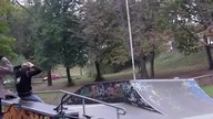 Efektowna przewrotka rowerzysty