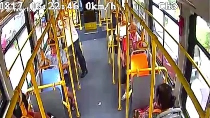 Senior wyskakuje z autobusu przez okno