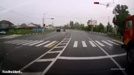 Idiota drogowy powoduje wypadek i ucieka z miejsca zdarzenia