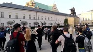 Obywatele RP pod Pałacem Prezydenckim z kłodą brzozy, 9 kwietnia 2018, W-wa.