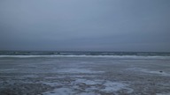 Zamarznięty brzeg Bałtyku zimą &mdash; dalekie fale (relaks)