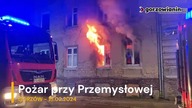 Pożar pustostanu na Zawarciu.  Ogień buchał przez okna