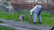 Pijaczek walczy z grawitacja