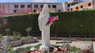 4K Medjugorje 06-08-2022 Maryja przed kościołem św.  Jakuba . Królowa Pokoju .