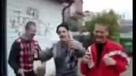 Żule Tańczą pod sklepem