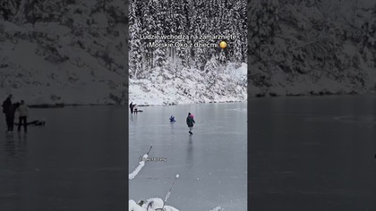 WCHODZĄ Z DZIEĆMI NA ZAMARZNIĘTE MORSKIE OKO! 