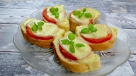 Mini grzanki z pomidorem i mozzarellą - Jak zrobić - Smakowite Dania