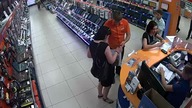 Gang małoletnich rabusiów wbija do sklepu