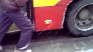 Ł&oacute;dź - ludzie muszą pchać autobus