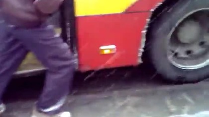 Ł&oacute;dź - ludzie muszą pchać autobus