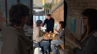 Pokazuje młodym jak się je w restauracji