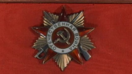 Epopeja partyzancka rozgrywająca się w pierwszych miesiącach wojny na Smoleńszczyźnie. Okrążony i rozbity oddział Armii Czerwonej podejmuje na nowo walkę z hitlerowcami przekształcając się w zdyscyplinowaną jednostkę odnoszącą szereg sukcesów. Film będący sztampową produkcją radziecką o tematyce wojennej broni się dzięki starannie zainscenizowanej batalistyce i bardzo dobrej grze aktorskiej Wiaczesława Tichonowa (odtwórca roli Stirlitza mgnień Siedemnastu mgnieniach wiosny) i Władimira Iwaszowa (pamiętnego Aloszy Skwarcowa z Ballady o żołnierzu).
