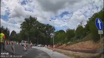 Jazda pod prąd na rondzie Barlineckim.  Tak kierowcy ignorują znaki na placu budowy