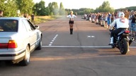 Kto jest szybszy, BMW czy motocykl? 