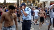 Policjant na służbie dołącza do zabawy