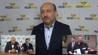 Piotr Bryczkowski wyjaśnia użycie różowej trąbki na konferencji prasowej Ryszarda Petru