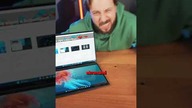 Ten LAPTOP ma DWA ekrany 