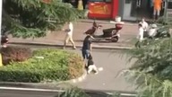 Chiny: Kobieta ciągnięta za włosy po ulicy +18