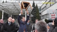 Konferencja prasowa Partii KORWiN i MdPR przed rozprawą za posiadanie krzesła