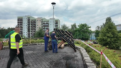 Podpalili słomiane parasole na Leopoldzie.  Klimatyczne miejsce zamienione w pogorzelisko!