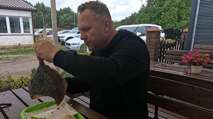 Dziś nad morzem  dorszowe rozczarowanie i turbotowa zemsta! 
Wpadłem do Grzybowa na dorsza  niestety trafił się rozciapany i przemrożony, jakby wyjęty z arktycznego zapomnienia. Zero sprężystości, zero smaku, tylko żal w panierce.
Ale nie poddałem się! Ruszyłem dalej aż do Dźwirzyna  i tam czekał wielki, soczysty turbot, z chrupiącą skórką i mięsem tak delikatnym, że aż zamknąłem oczy przy pierwszym kęsie. Tak się kończy walka o godny obiad nad Bałtykiem