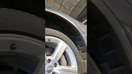 Od spodu na podnośniku Audi