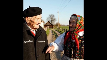 DLACZEGO TAK KAZIOWI WALĄ KOPYTA?! #śmieszne #memy #zabawa #dziadek #babcia #polskawieś