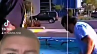Kobe skacze nad basenem z wężami #shorts