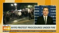 Policjanci wspierają protestujących klęcząc i maszerując.  #USA