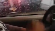 Policjant utknął w oknie