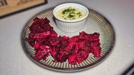 Śledzie z buraczkami i kremowym puree ziemniaczanym - klasyka polskiej kuchni!
