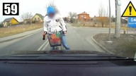 Pijany młody rowerzysta uderza prosto w auto