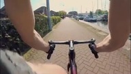 Nieudane wyprzedzanie podczas zawod&oacute;w kolarskich