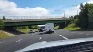 Przyczepa kempingowa wpada w wibracje i wywraca się na autostradzie