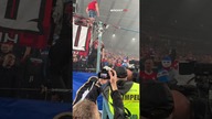 Właściciel Wisły Kraków Jarosław Królewski zaproszony przez kibiców do gniazda na trybunie.