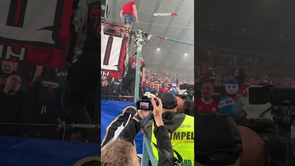 Właściciel Wisły Kraków Jarosław Królewski zaproszony przez kibiców do gniazda na trybunie.