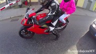 Agresywny kierowca Volvo atakuje motocyklistę